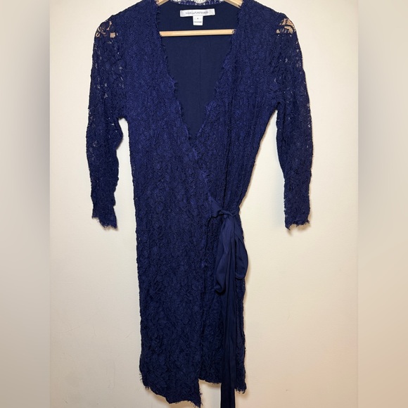Diane von Furstenberg Navy Lace Wrap Dress – Size 6 - Picture 4 of 8